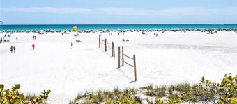 Modern Condo 2 minute walk to Beach- KING SIZE TEMPUR-PEDIC BED BEAUTIFUL POOL