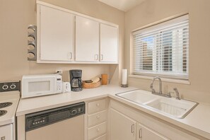 Fridge, microwave, oven, stovetop - World Cup Travel Package • 10–14 Nights at Flat Rate • Walk to Stadium Events (Atlanta)