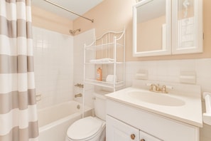 Douche, sèche-cheveux, serviettes fournies, savon