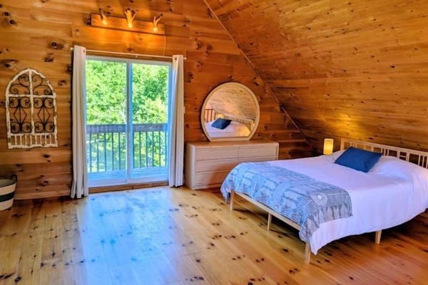 Cedar Loft –with a balcony and views of the backyard. This room also has a half bath.