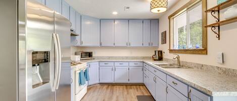 Geladeira, micro-ondas, fogão, lava-louças