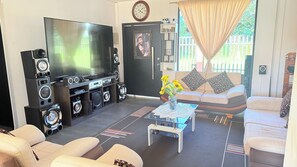 Smart TV, videojuegos, reproductor de DVD y libros