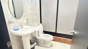 Doccia, asciugacapelli, asciugamani, sapone