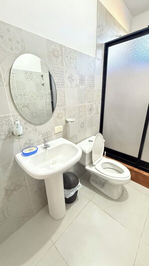 Shower, towels, soap, shampoo - Villa Mariaclaudia Macas (Macas)