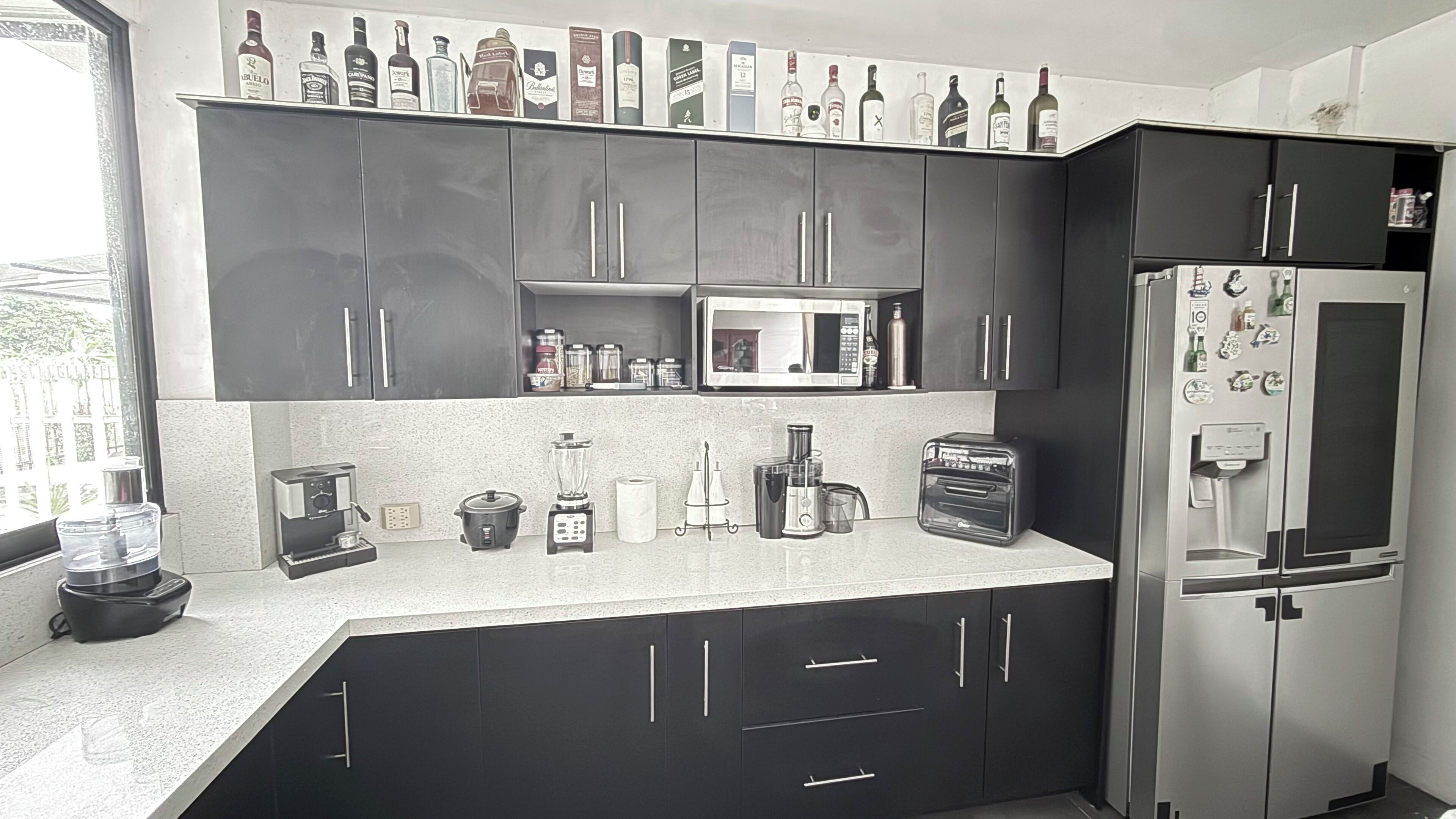 Kühlschrank, Mikrowelle, Herdplatte, Wasserkocher mit Kaffee-/Teezubehör