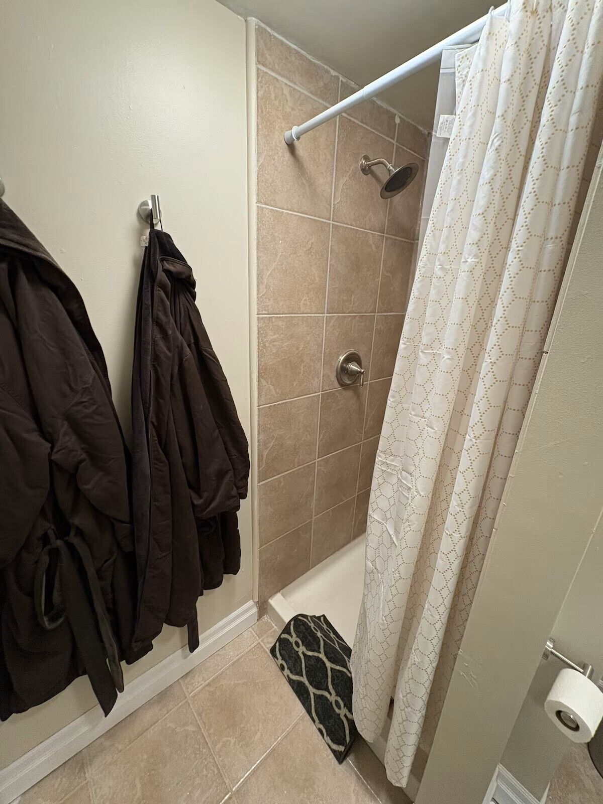 Douche, sèche-cheveux, serviettes fournies, savon