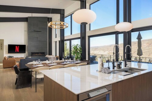 Whiskey Hill Luxury Retreat | Hot tub + Mountain Views
