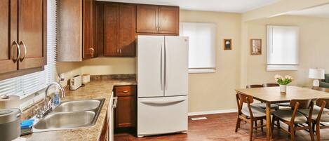 Kjøleskap, mikrobølgeovn, ovn og kokeplater