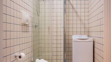 Dusche, Haartrockner, Bidet, HandtĂŒcher