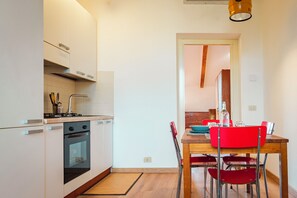 Private kitchen - Bright attic with wooden beams near public transport (Milano)