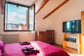 1 bedroom, WiFi, bed sheets - Bright attic with wooden beams near public transport (Milano)