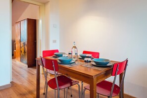 Dining - Bright attic with wooden beams near public transport (Milano)