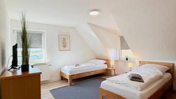Doppel- oder Zweibettzimmer, 2Â Einzelbetten | Schreibtisch, kostenloses WLAN