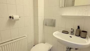 Dusche, HandtĂŒcher, Seife, Toilettenpapier