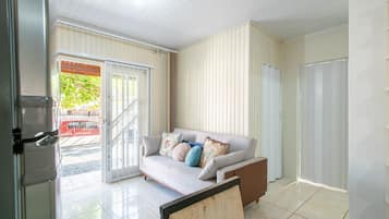 Basic Apartment | Living area