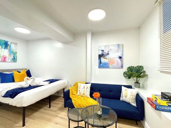 Tabla de planchar con plancha, wifi y ropa de cama