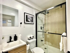 Douche, sèche-cheveux, serviettes fournies, savon