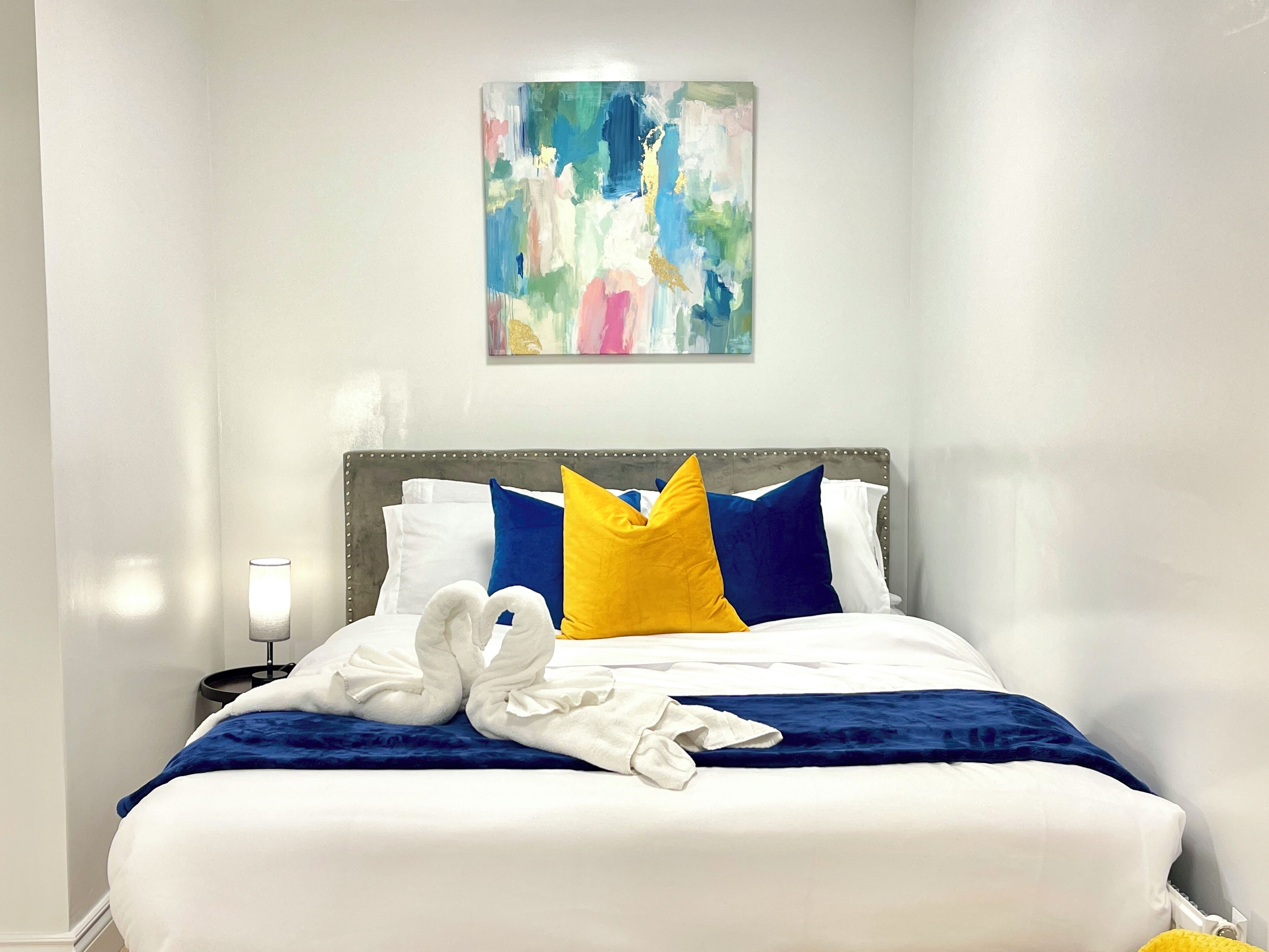 Tabla de planchar con plancha, wifi y ropa de cama 