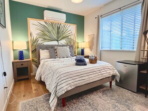 1 bedroom, iron/ironing board, internet, bed sheets - Adorable Peaceful and Bright Private Bedroom (Antelope)