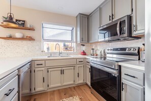 Microondas, horno, parrilla de estufa y lavavajillas