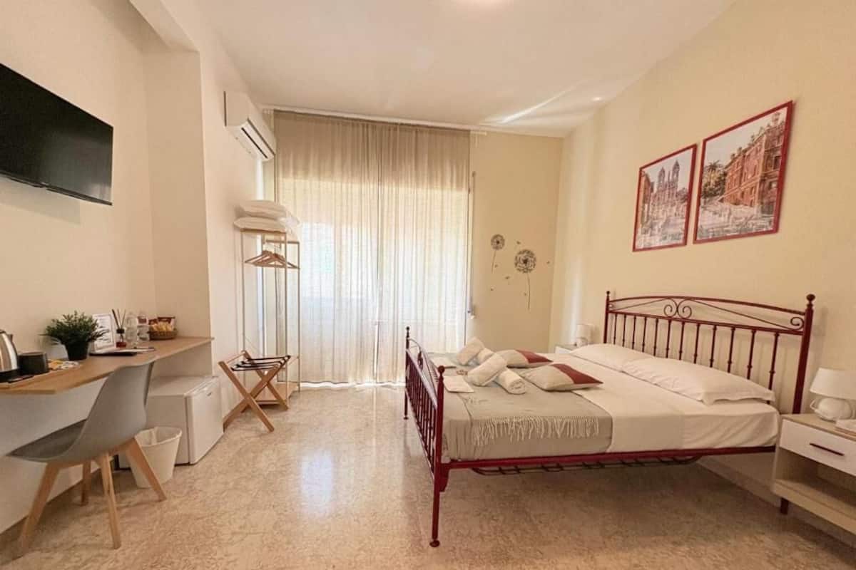 خزنة داخل الغرفة ومكتب ومكواة/لوح كي وواي فاي مجانًا