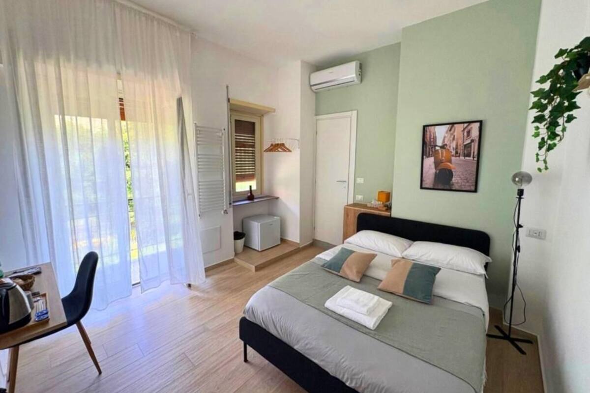 خزنة داخل الغرفة ومكتب ومكواة/لوح كي وواي فاي مجانًا