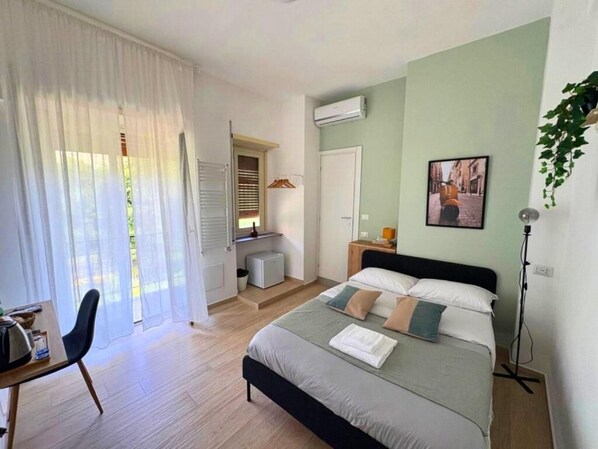 خزنة داخل الغرفة ومكتب ومكواة/لوح كي وواي فاي مجانًا