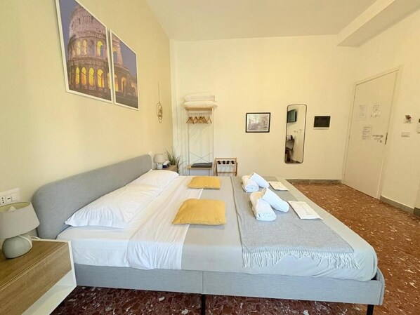 Chambre Double Deluxe, balcon, vue ville | Coffres-forts dans les chambres, bureau, fer et planche à repasser