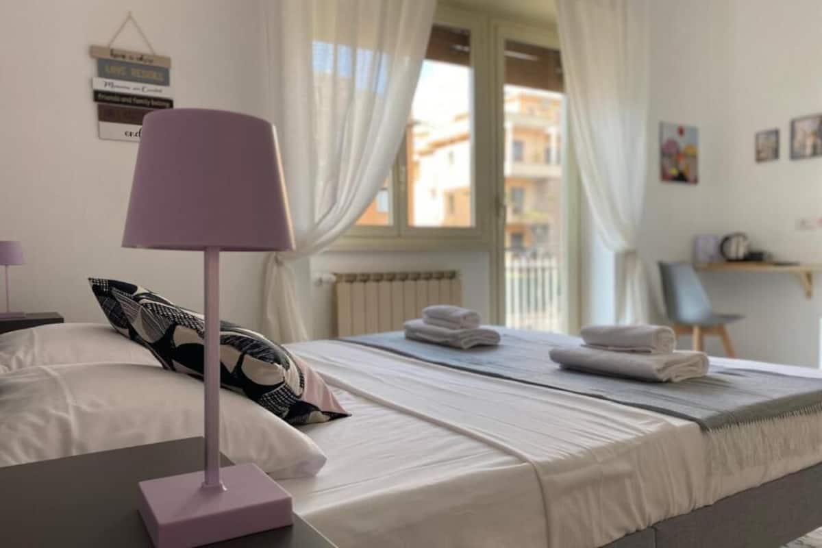 خزنة داخل الغرفة ومكتب ومكواة/لوح كي وواي فاي مجانًا