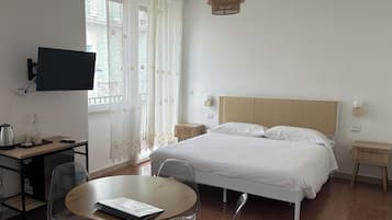 Camera familiare, balcone | Con stile personalizzato, con arredamento individuale, una scrivania