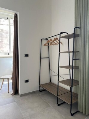 Decoración personalizada, muebles diferentes, escritorio y wifi gratis 