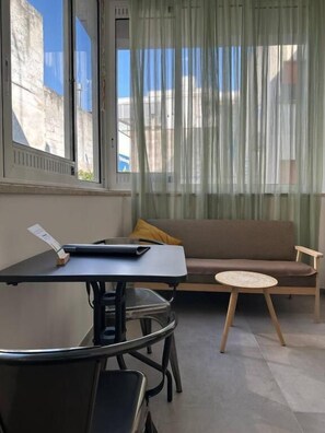 Habitación doble, vista al patio | Área de sala de estar | Televisión LED de 32 pulgadas con canales digitales 