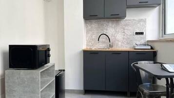 Camera doppia, vista cortile | Cucina privata | Bollitore elettrico