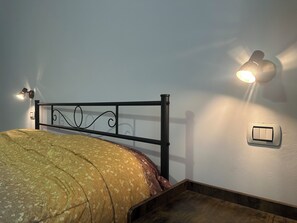 Habitación triple | Decoración personalizada, muebles diferentes, escritorio y wifi gratis 