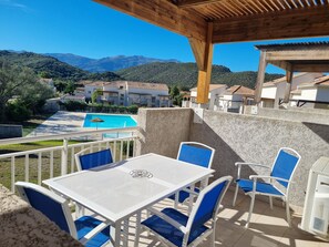 Outdoor dining - 4- to 6-person apartment near Saint Florent and the Roya beach. (Oletta)