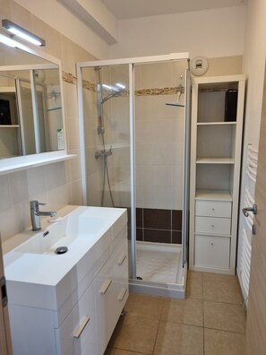 Shower, hair dryer, soap - 4- to 6-person apartment near Saint Florent and the Roya beach. (Oletta)