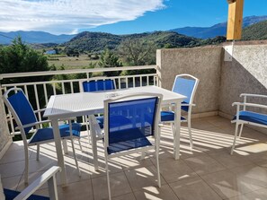 Outdoor dining - 4- to 6-person apartment near Saint Florent and the Roya beach. (Oletta)