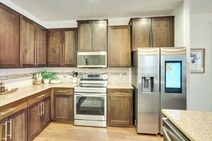 Fridge, microwave, stovetop, dishwasher - Explore Beaches & May River! Family Bluffton Home (Bluffton)