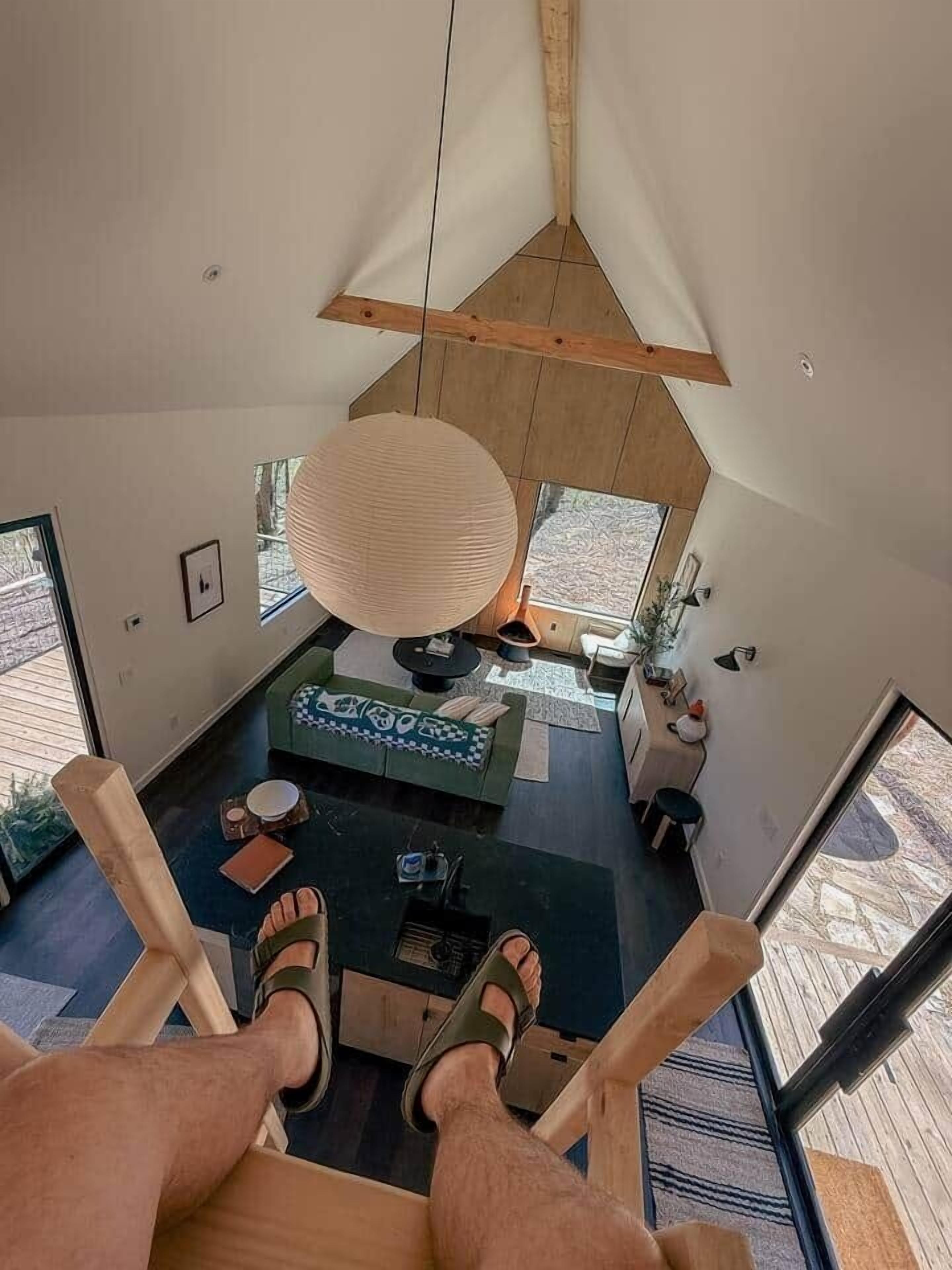 Televisión y chimenea 