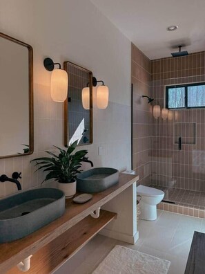 Hair dryer - Modern Luxe Barn House w Hot Tub (Gilmer County)