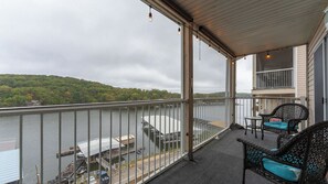 Property grounds - Cozy Lakefront 2BR Condo Near HH, Golf, Dining & The Strip (Lake Ozark)
