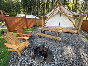 Outdoor dining - Umpqua National Forest Glamping Tent Explorer - Near Crater Lake & Umpqua Hot Springs (Idleyld Park)