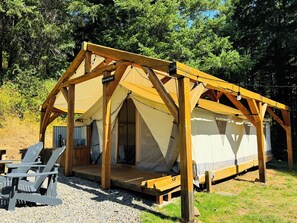 Terrace/patio - Umpqua National Forest Glamping Tent XL Mountaineer - Near Crater Lake & Umpqua Hot Springs (Idleyld Park)
