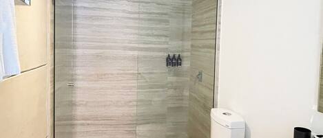 Secador de cabelo, toalhas de banho, papel higiênico