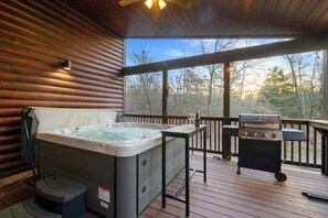 Outdoor spa tub - Single Level Private Lake Retreat!•Sleeps 14•Hot Tub (Broken Bow)