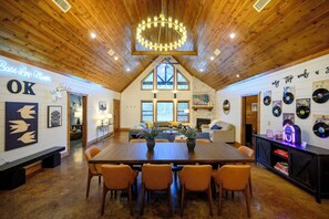 Interior - Single Level Private Lake Retreat!•Sleeps 14•Hot Tub (Broken Bow)
