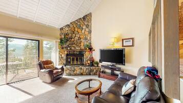 Televisión y chimenea