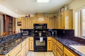 Fridge, oven, stovetop, cookware/dishes/utensils - Condo in Huntington Lake (Big Creek)
