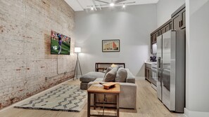 Smart TV - Pythian Studio #103-Walking distance to downtown Hot Springs & 6 min to Oaklawn! (Hot Springs)