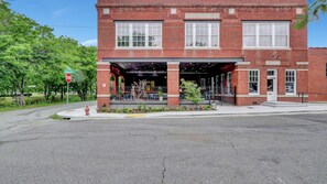 Exterior - Pythian Studio #103-Walking distance to downtown Hot Springs & 6 min to Oaklawn! (Hot Springs)
